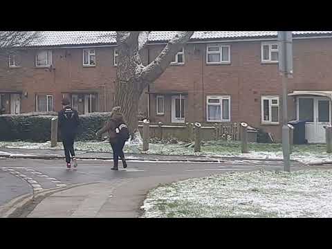 Видео: Снег в Англии. Действительно ли Англичане ходят зимой в шортах? В Лондоне очень много снега.