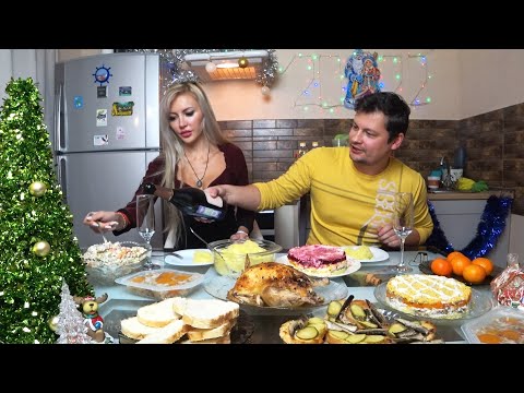 Видео: МУКБАНГ 😋 Пробуем БЛЮДА классического НОВОГОДНЕГО СТОЛА 🎄🥂 | ЧТО ели в СОВЕТСКИЕ ВРЕМЕНА?