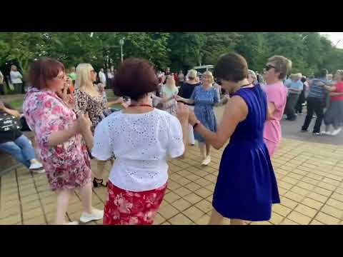Видео: Танцующий Солигорск. Танцы в парке по воскресеньям.