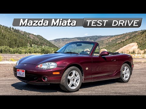 Видео: Mazda Miata — недорогой спортивный автомобиль — слишком удобный? — Тест-драйв | Повседневный води...