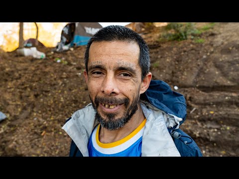 Видео: 53 раза выселялся из дома из-за полиции и зачисток от бездомных