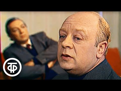 Видео: Поёт Леонид Броневой. Песня "Годы мчатся" из фильма "В одном микрорайоне" (1976)