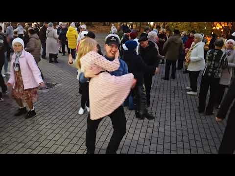 Видео: 1.11.25г...Необыкновенный Танец Марины и Александра... 👍💯👍... Гомель, Парк... 