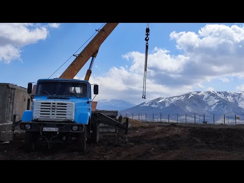 Видео: Работаем на авто-кране ЗИЛ 133гя кс3575А переставляем дом с размером больше чем сам кран!