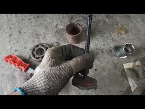 Видео: Замена нижнего сайлентблока (спереди) вертикального рычага на peugeot 407