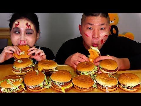 Видео: Кто ест 5 гамбургеров первым вызовом Mukbang есть звук