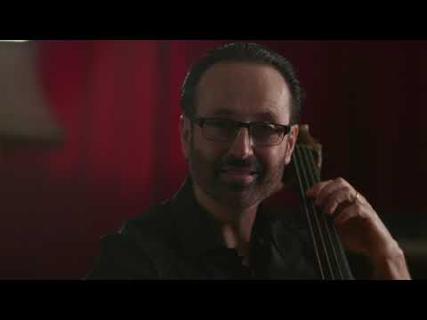 Видео: Использование третьего пальца во всех позициях? — Интервью и демонстрация Маркоса Мачадо