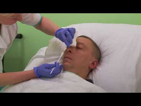 Видео: Уход за глазами, ушами и носом лежачего больного. Урок 9.