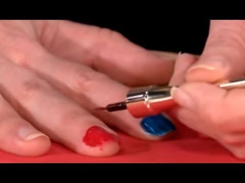Видео: Как аккуратно накрасить ногти на правой руке?