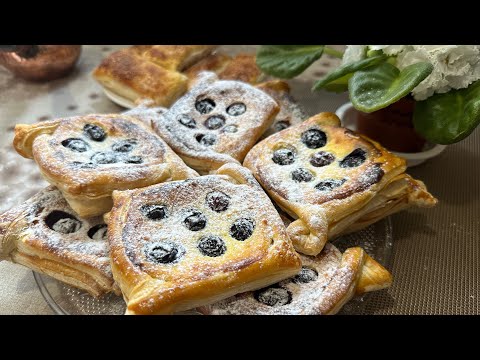 Видео: 🍒 «Нежные слойки с творогом и ягодами — идеальный десерт к чаю за считанные минуты.»