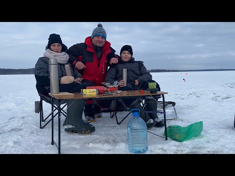 Видео: Первый лёд 🧊 2023-2024. Юля поймала хорошую рыбу на балансир. Озеро Жеренское.