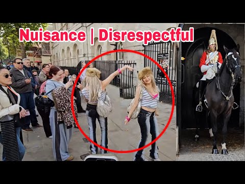 Видео: Надоедливый молодой турист ПРОЯВЛЯЕТ НЕУВАЖЕНИЕ к королевской гвардии, ТАНЦУЯ перед ним!