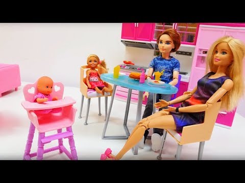 Видео: Барби и ее дочки: стульчик для кормления. Ужин в семье Барби