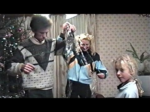Видео: СЕМЬЯ 90-х! Наряжаем ЁЛКУ! Скоро Новый 1996 Год!