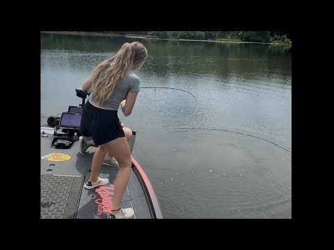 Видео: Весёлый день рыбалки, ловля окуня, а потом моя дочь поймала ОГРОМЕННУЮ рыбу!