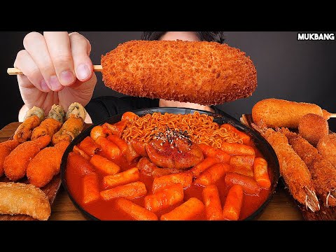 Видео: острая лапша и жареные креветки SPICY NOODLES TTEOKBOKKI CORN DOG FRIED SHRIMP ASMR MUKBANG