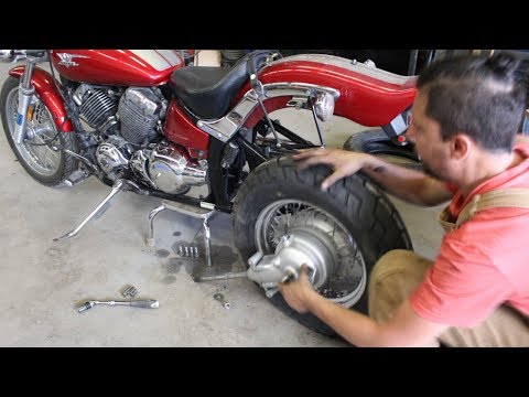 Видео: Yamaha V-star 650 Custom 2007 года — замена шин, масла и полировка хрома