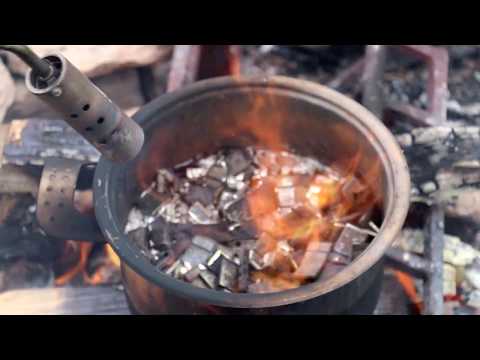 Видео: Черновая плавка свинца. Очищаем свинец от примесей.