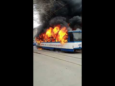 Видео: Горит трамвай. Запорожье 27.03.2017