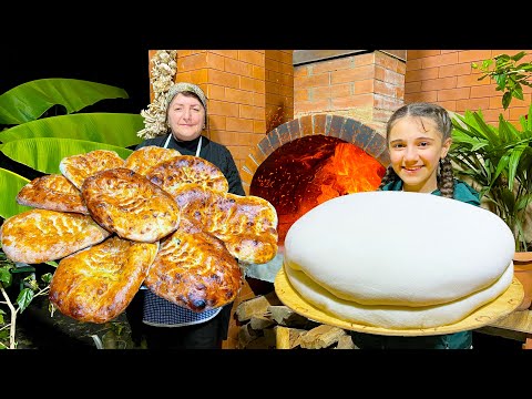 Видео: Бабушка сделала 10 кг сыра и испекла деревенский хлеб в дровяной печи. - Очень вкусно