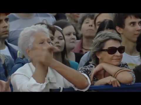 Видео: Шоу Александра Пескова в Праздничном концерте Челябинск 2016