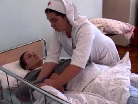 Видео: Уход за больными: смена постельного белья