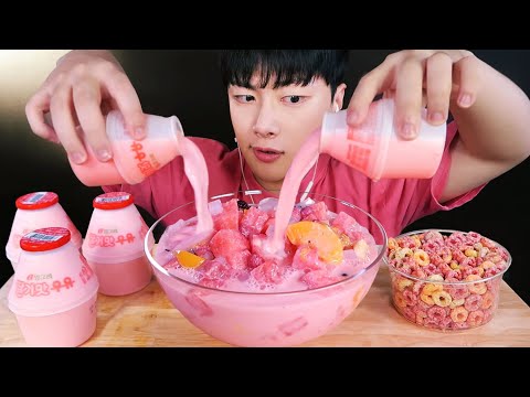 Видео: (ASMR) Холодный клубничный фруктовый салат с молоком Mukbang🍉🏖