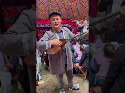 Видео: Қара құл бабамыздың тойда арнау айтып ортаны думандатып тастады. 👍🏻👍🏻#той#ас беру #ән#күй#rek#халық 