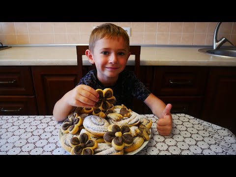 Видео: Печенье цветочки по новому Выпечка на кефире песочное печенье Улитка Владик помогает на кухне