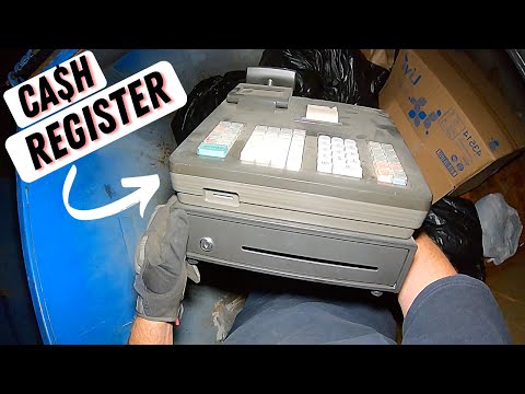 Видео: Покопайтесь в мусорном баке: «Там есть деньги!»