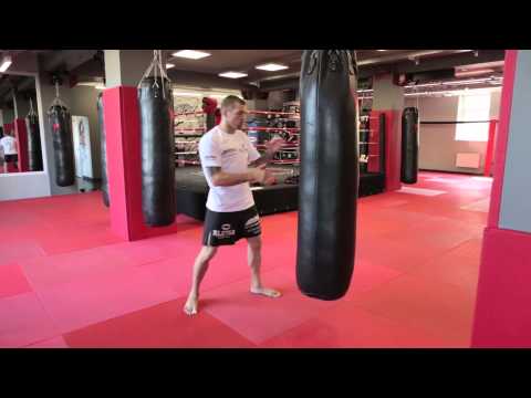 Видео: Прямой удар ногой в Тайском боксе. Андрей Басынин.