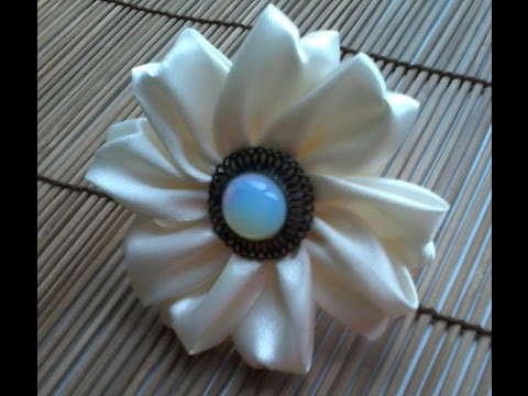 Видео: Видео "Объемный цветок из атласной ленты"