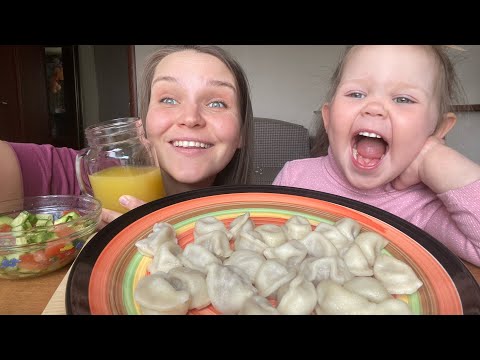 Видео: МУКБАНГ пельмени 🥟 лея подавилась ‼️ учу её жевать ‼️/ Mukbang не ASMR