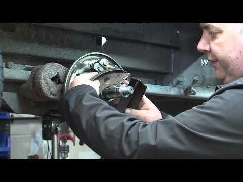 Видео: Установка тормозных колодок Al-ko, используемых на осях Alko и Indespension для прицепов, установ...