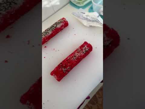 Видео: Роллы бешеный лосось