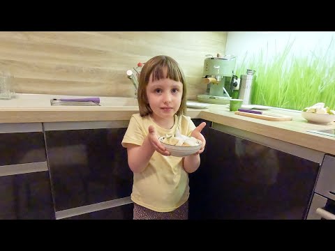 Видео: Аня готовит фруктовый салат.