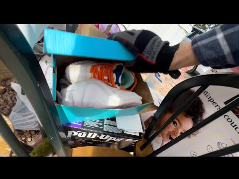Видео: Зацените что можно найти на мусорках в США! Зачем люди это покупают?! | Dumpster 1.8