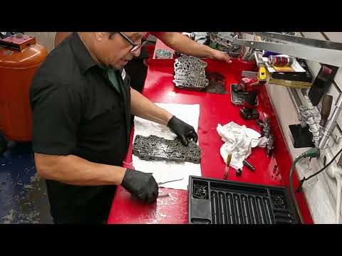 Видео: Разборка блока клапанов Volkswagen 09G, проверка вакуума