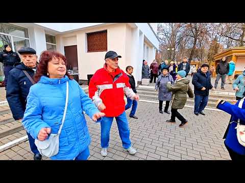 Видео: 2.11.25г... "На Словах Ты Так и Сяк"... звучит на Танцполе в Гомельском парке... 
