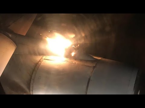 Видео: Пожар в воздухе на самолете