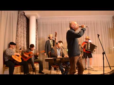 Видео: Лев Рубинштейн и оркестр Klezmasters - "Давно мы дома не были"