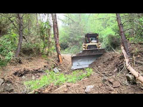 Видео: СТРОИТЕЛЬСТВО НОВОЙ ДОРОГИ В ЗЕЛЕНОМ ЛЕСУ И ГУСТОМ ЛЕСНО-СКАЛИСТОМ РЕГИОНЕ С ИСПОЛЬЗОВАНИЕМ БУЛЬДОЗЕ