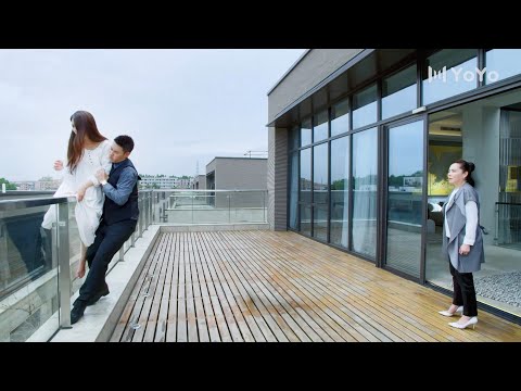 Видео: "Я всегда буду с тобой!" Девушка хотела спрыгнуть, но генеральный директор крепко держал ее на руках