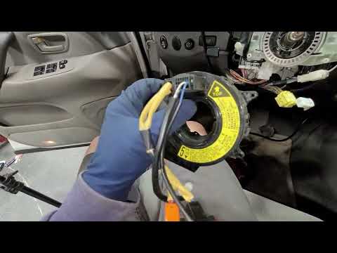 Видео: Замена часовой пружины на Toyota Sequoia 2005 года / звуковой сигнал подушки безопасности остаетс...