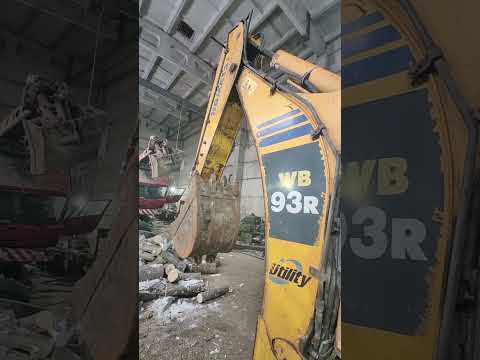 Видео: Экскаватор погрузчик Komatsu wb93 , поставили другой насос и клапан пилотного давления