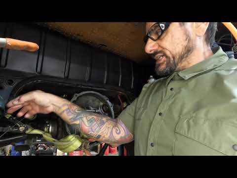 Видео: Замена уплотнителя кузова двигателя VW с воздушным охлаждением