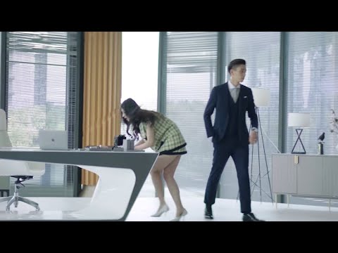 Видео: Сладкая девочка говорила о Синдерелле, и генеральный директор был так добр и предупрежден.