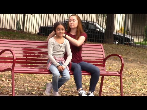 Видео: Маленькая девочка не может завязать волосы. То, что происходит, шокирует.