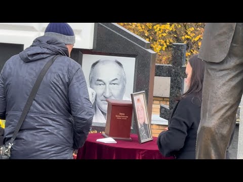 Видео: На Троекуровском кладбище тайно прошли похороны супруги Бориса Клюева | 14 октября 2025 