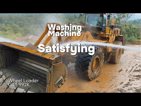 Видео: Приятно смотреть. Мойка тяжелого колесного погрузчика Cat 992K